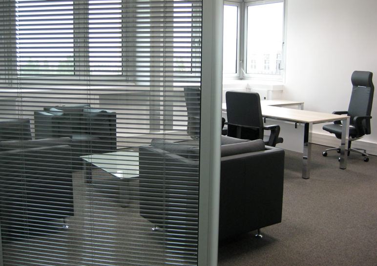 Cloisons de bureaux vitrée avec store - aménagement modulaire en verre_0