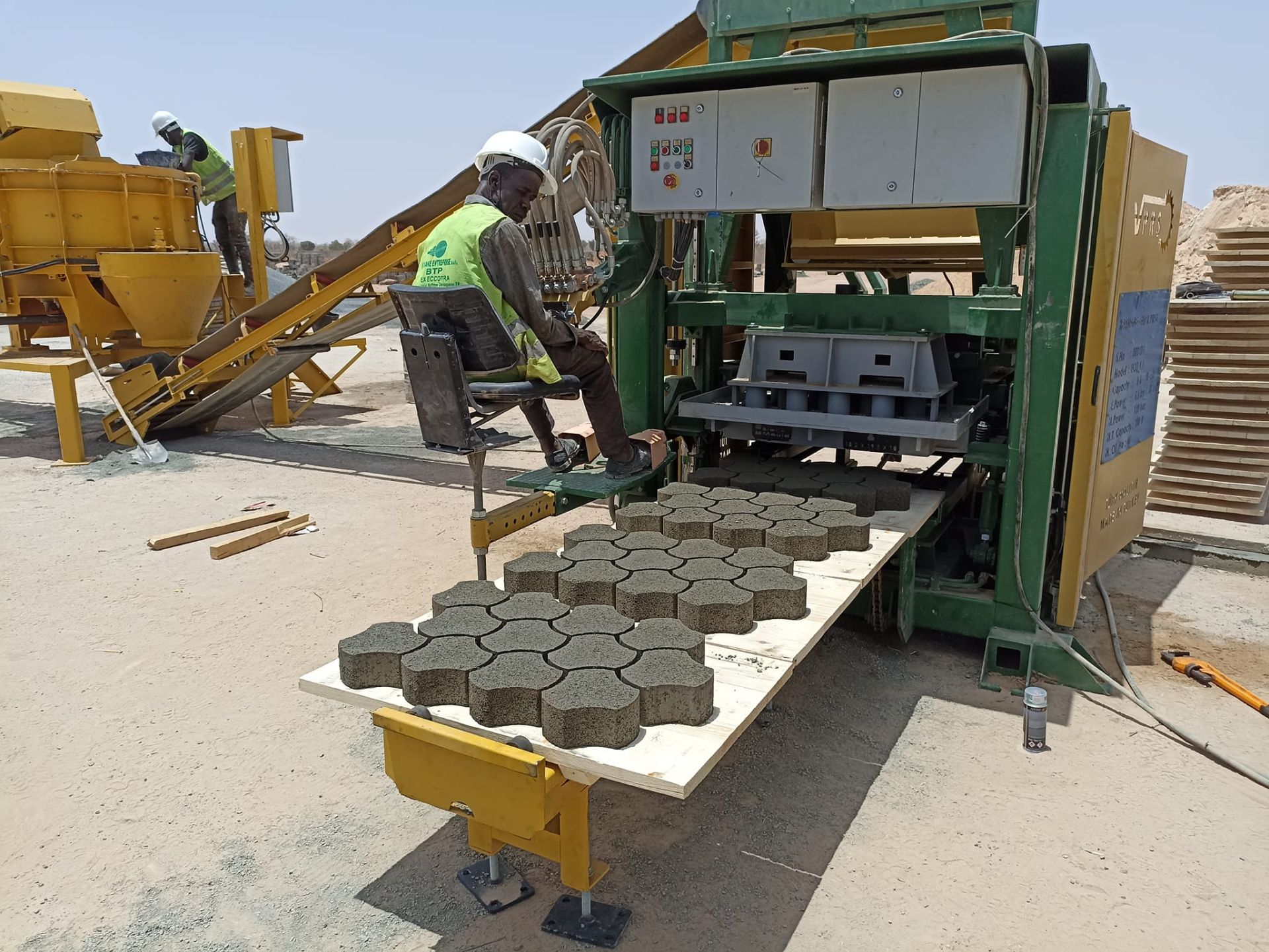 Machine à briquettes semi-automatique - VESS ECO 4.1 - Capacité 4 000 briquettes en 8 h - BEYAZLI GROUP_0