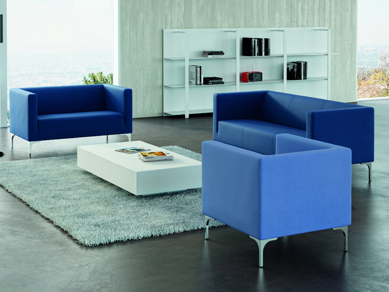 Fauteuil d'accueil Karl - 1 place - Revêtement écocuir - Coloris bleu ou beige - Piètement acier verni blanc_0