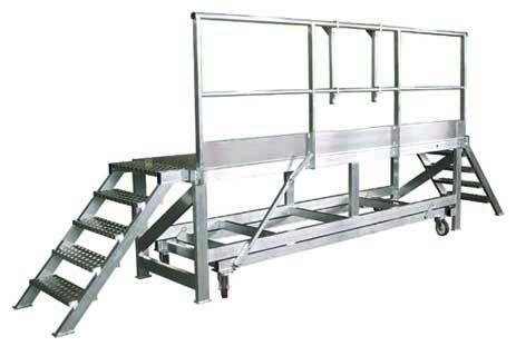 Plateforme de travail roulante tout aluminium - Barrière de sécurité et escaliers avec roulettes relevables_0