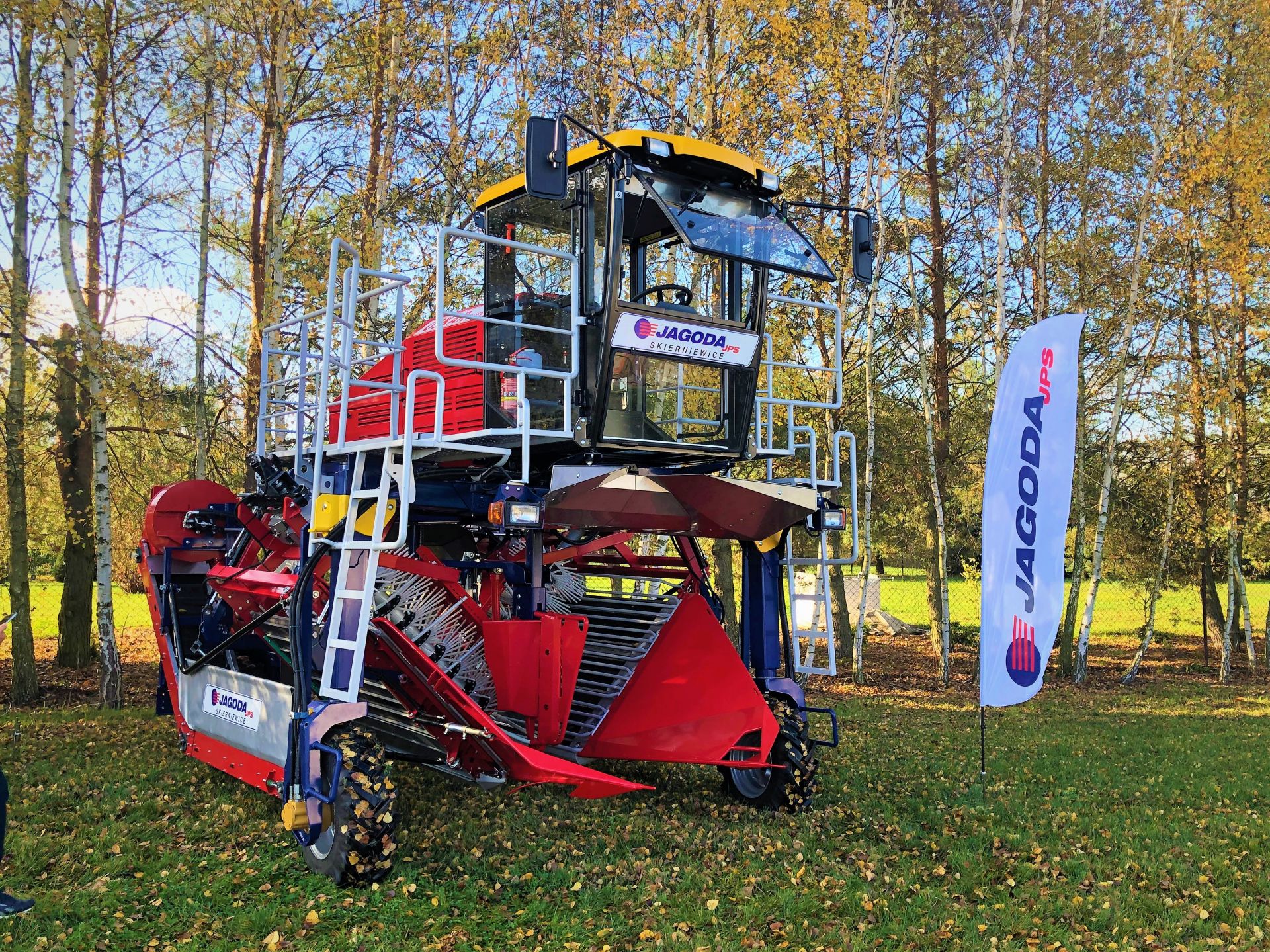 Récolteuse automotrice de baies OSKAR 4WD - Jagoda JPS - Productivité 0,5 ha/h - Précision jusqu'à 98% - Moteur Doosan 74 CV_1