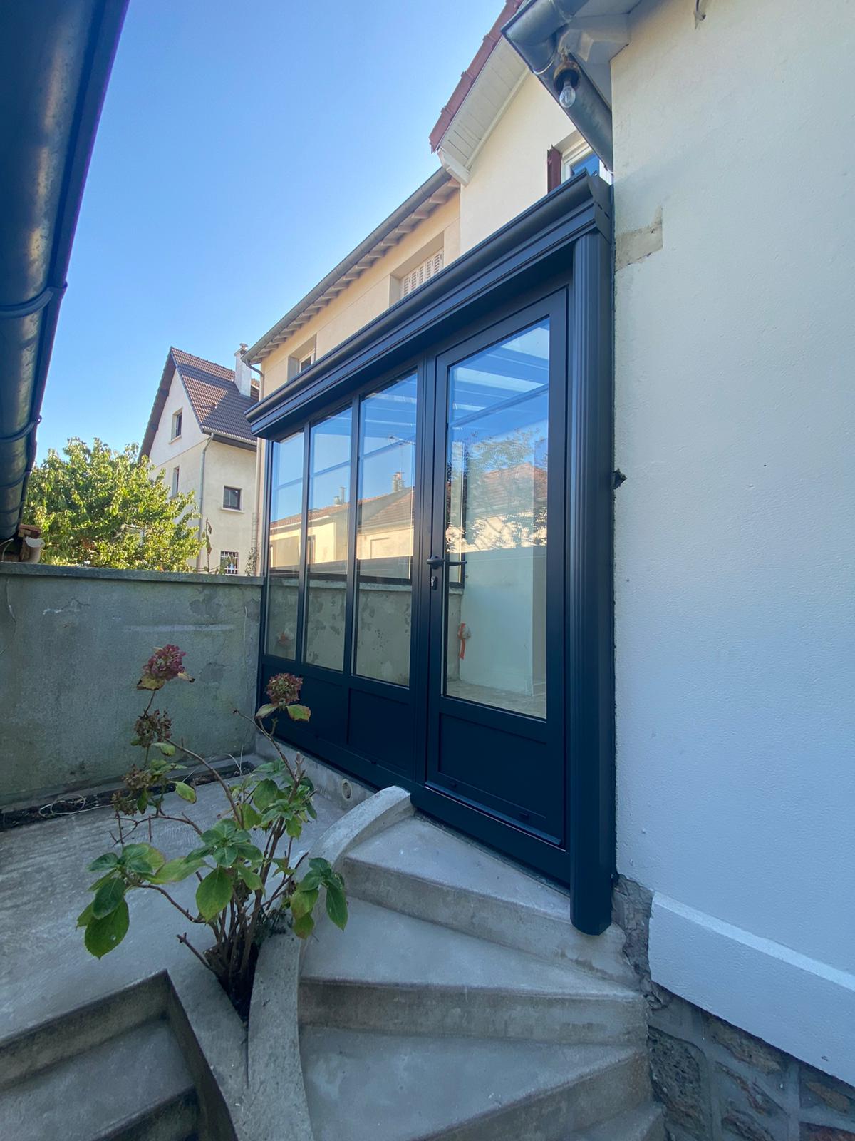 Véranda sur mesure en aluminium - Gris anthracite - Porte à serrure 3 points haute sécurité + trapèze_0