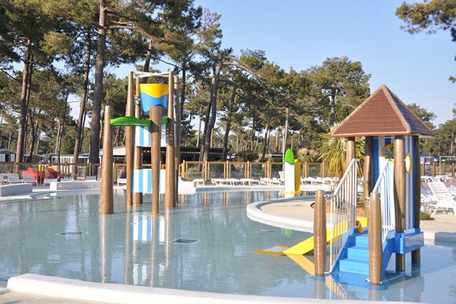 Pataugeoire - Structure de jeux thème marin avec cabane toboggan et arbre à seau géant - Marque Aquadrolics_0