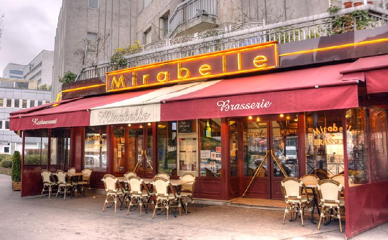 Store banne monobloc - bras mobiles à ressorts de tension - commande motorisée ou manuelle - avancée 4m - largeur 18m_0