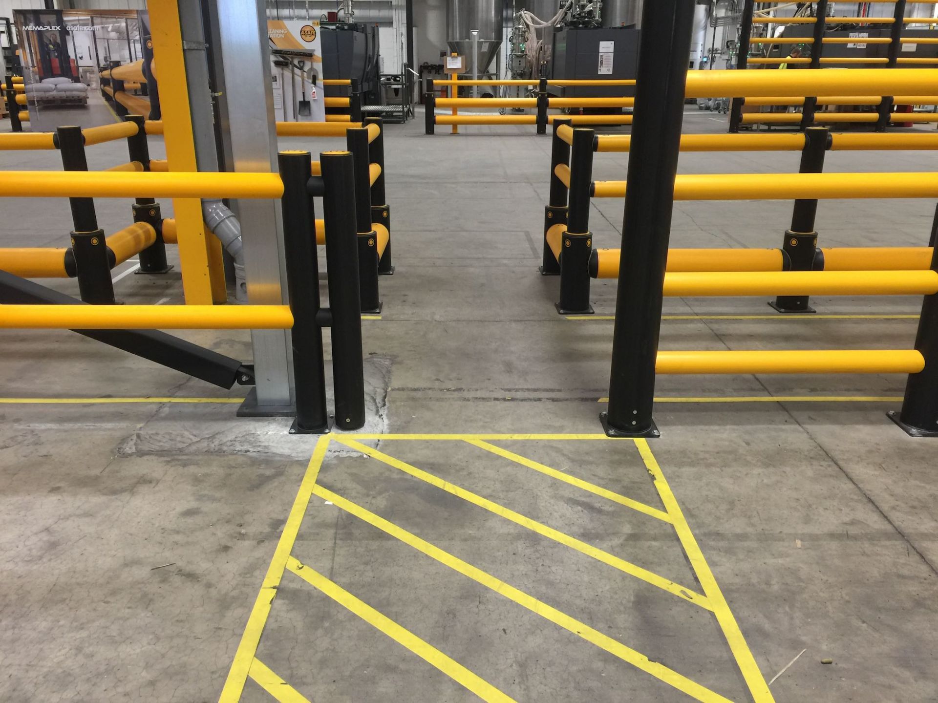 Barrière industrielle flexible avec portillon de sécurité coulissante_0