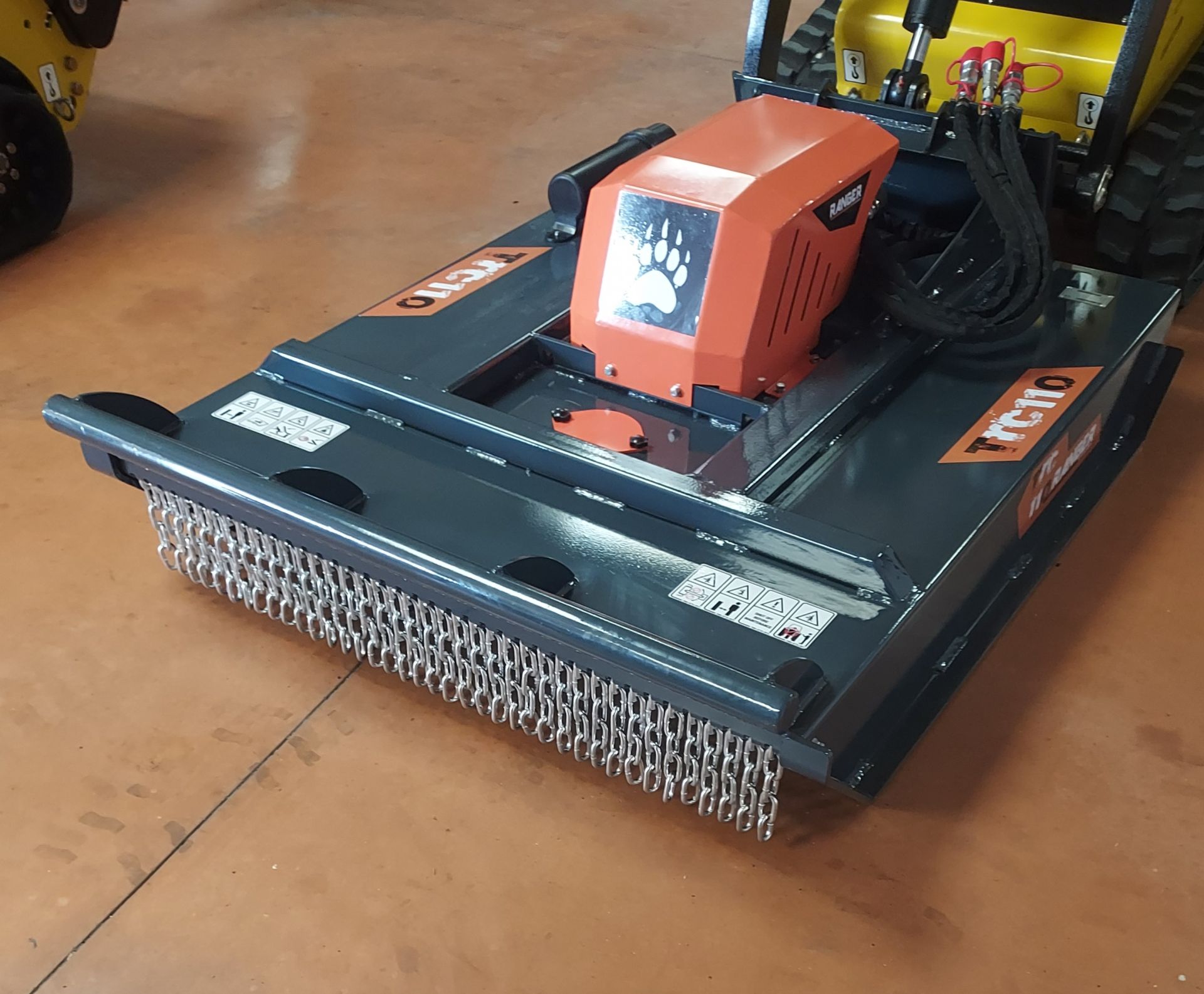 Débroussailleuse avec châssis robuste et boîtier roue libre