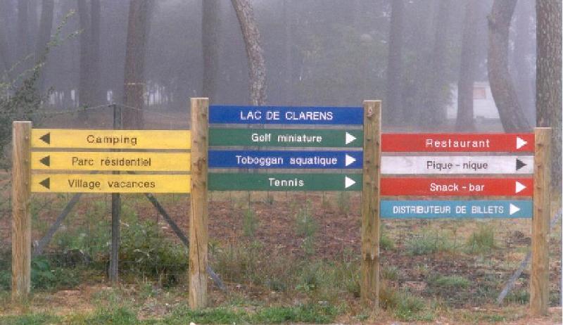 Ensemble de panneaux gravés sur supports bois_0