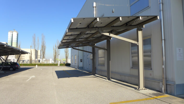 Ombrière photovoltaïque aluminium en porte-à-faux avec fondations - Pensilsole Cantilever_0