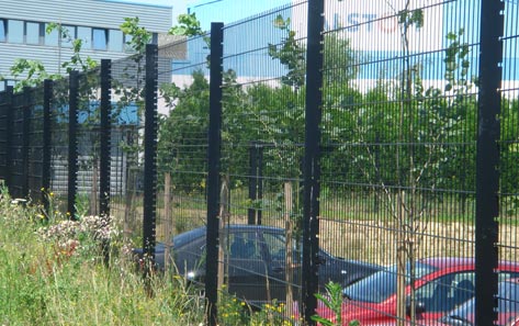 Clôture grillagée avec beton