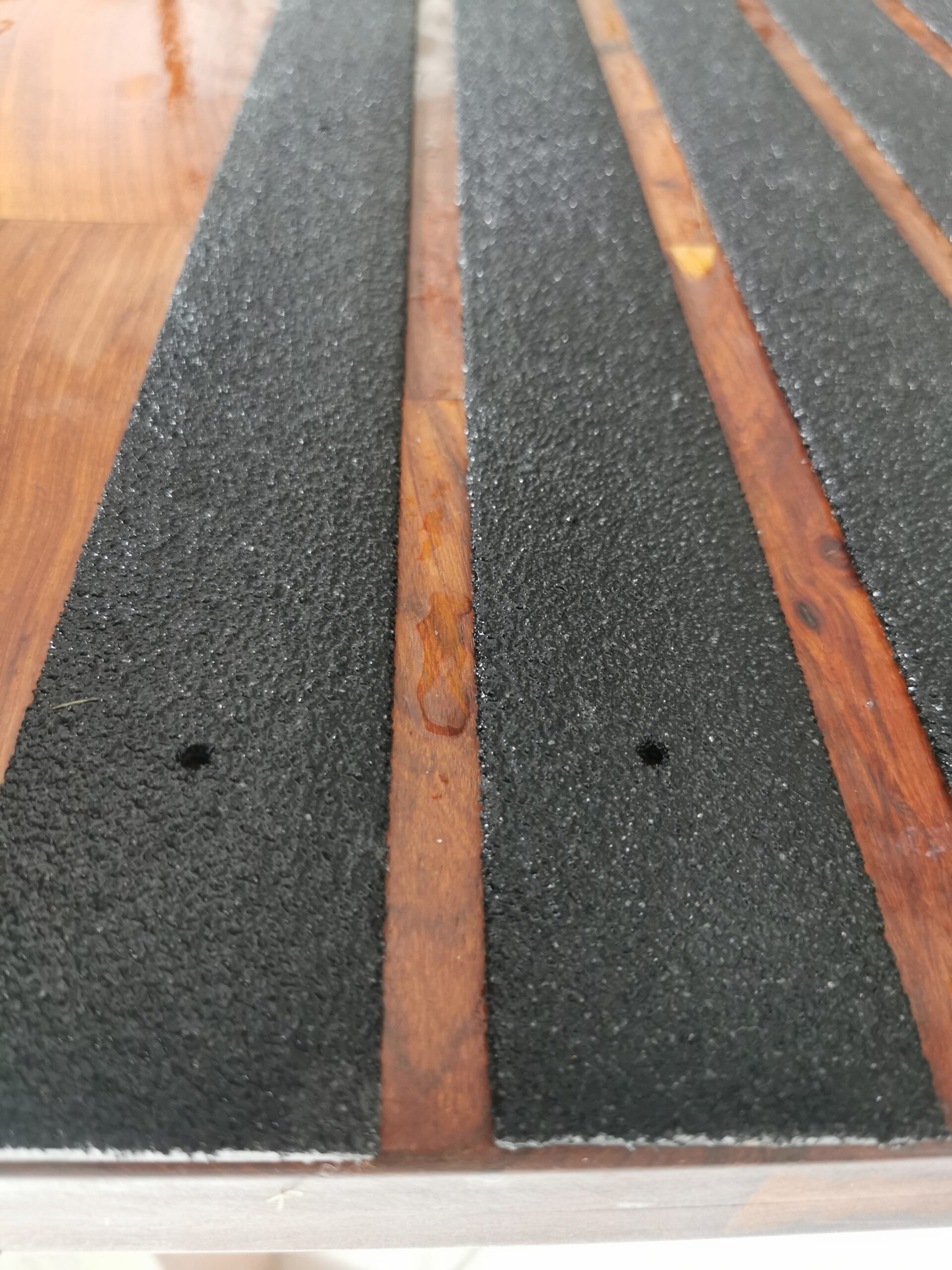 Bande antidérapante à visser, pré-percée - Adaptable à tous supports - Divers formats disponibles_0