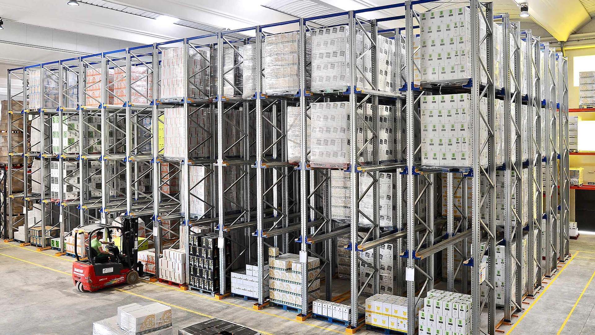 Rack par accumulation - type Drive Through pour produits à rotation élevée - système compact AR Drive in_0