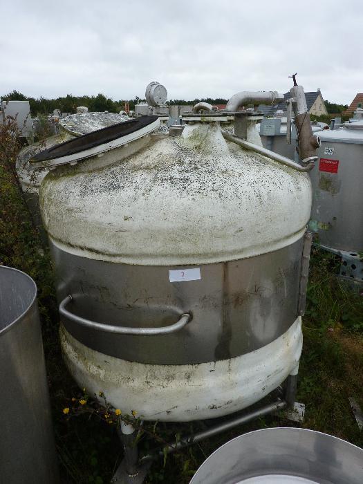 Cuve en fibre de verre 1100 litres d'occasion - Carlier Plastique - sur pieds avec roulettes et vanne de vidange_0