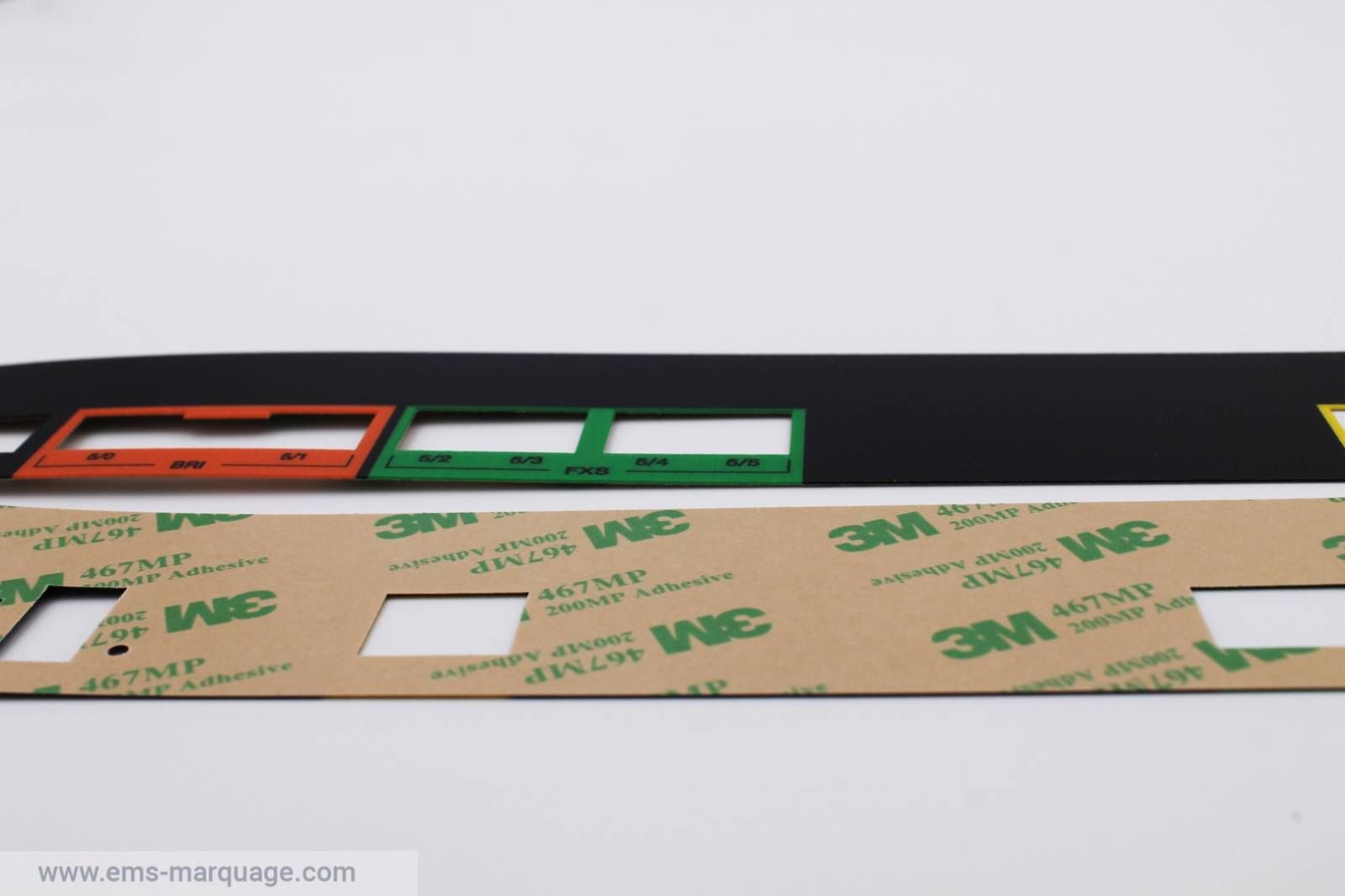 Impression sérigraphie - EMS Marquage - Face arrière de boîtiers électroniques avec adhésif 3M_0