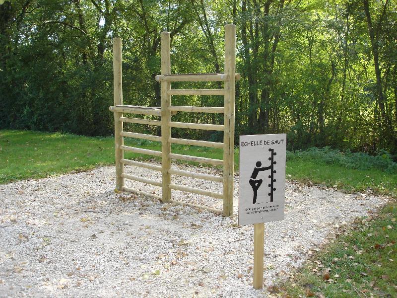 Parcours de santé - Module échelle de saut avec panneau descriptif de l'activité_0