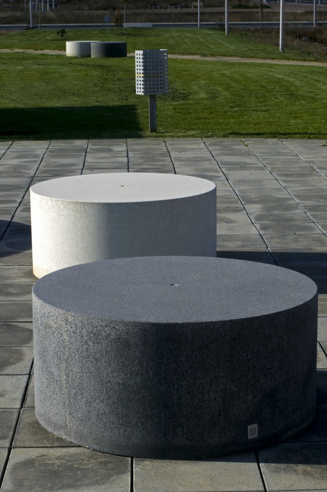 Banc public en béton cylindrique - hauteur optimale - différents diamètres - bague en acier inoxydable_0