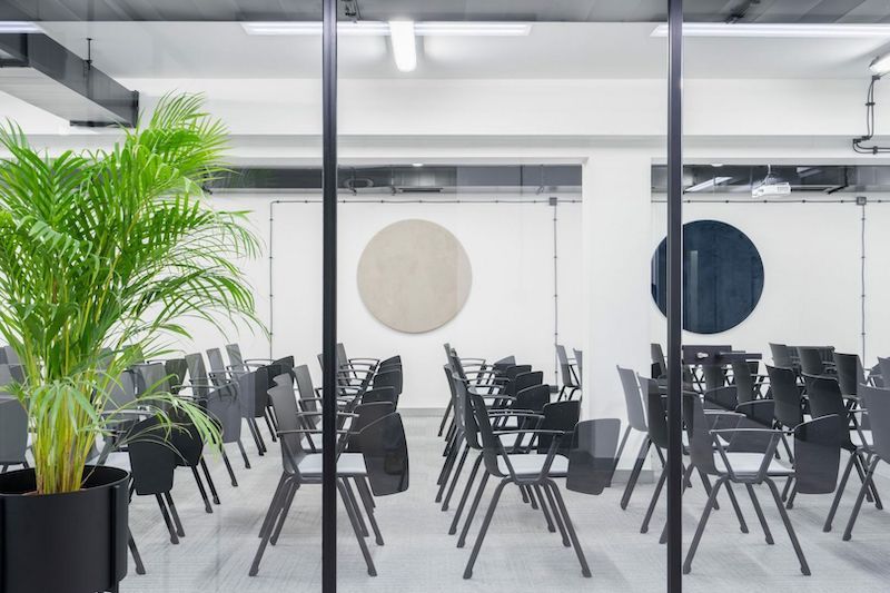 Service  d'aménagement  de bureaux adapté aux exigences de l'enseignement et de la formation - UBIA MOBILIER_1