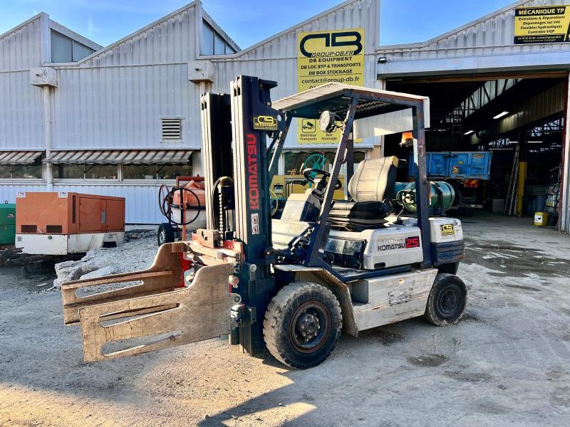 KOMATSU chariot élévateur à gaz FG25T-11E avec pince – 2500 kg, hauteur 4.5 m, moteur NISSAN 46 cv_0