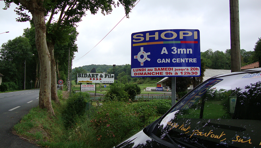 Pré-enseigne publicitaire - Signalétique sur mesure pour commerces et services à proximité des routes_0