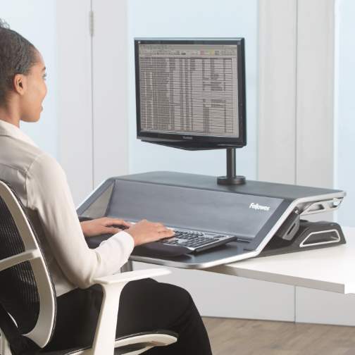 Poste de travail assis-debout ergonomique, adapté aux différents utilisateurs et aux différentes manières de travailler_0