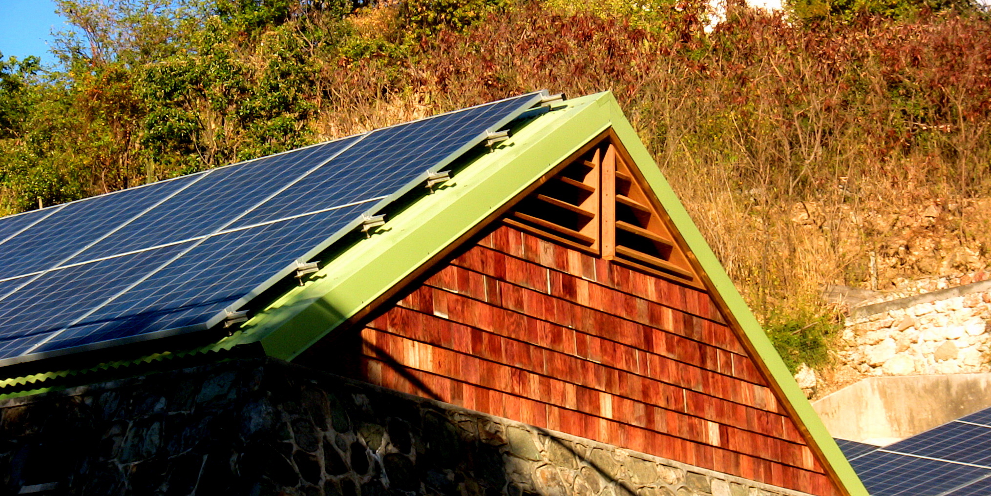 Panneaux solaires photovoltaïques - modules avec électronique pour revente d'énergie au réseau_0