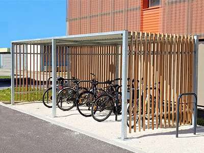 Abris à vélo en acier galvanisé et tasseaux en bois de Mélèze Français  - CLAIRIERES_0