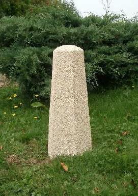 Borne en béton conique SENLIS - hauteur 70 cm - diamètre 30 cm à la base et 20 cm au sommet - poids 66 kg - 3 finitions au choix_0
