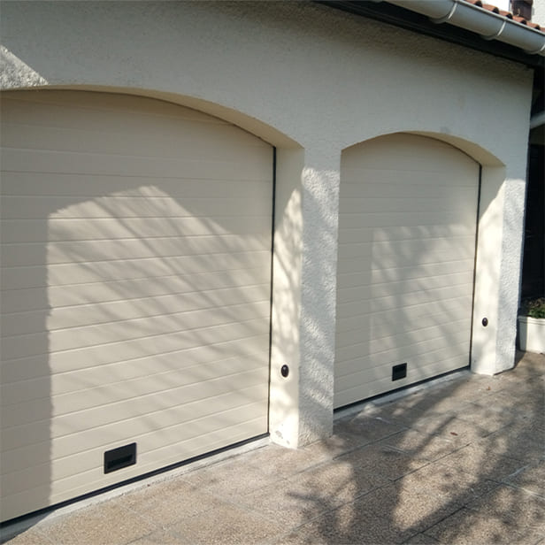 Porte de garage anti-effraction sectionnelle à rainures horizontales, conçue avec des panneaux de 42 mm_0