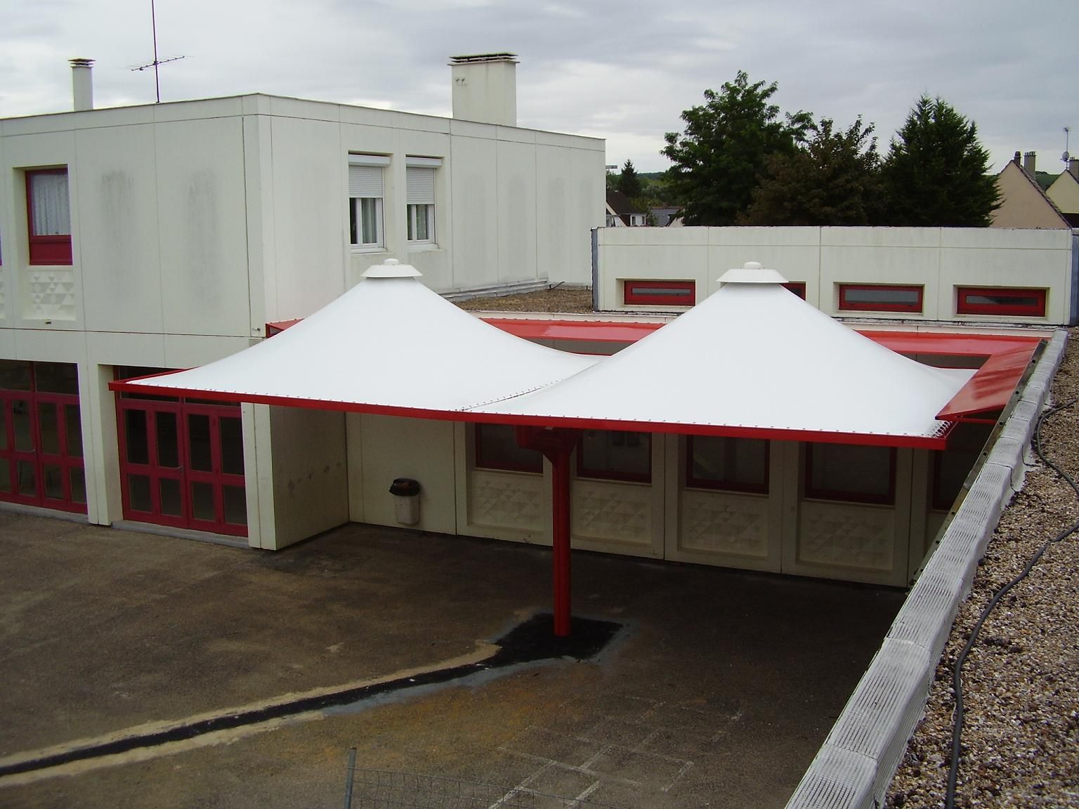 Préau en toile avec structure de 50 m² sur un seul poteau central -  DUO_1