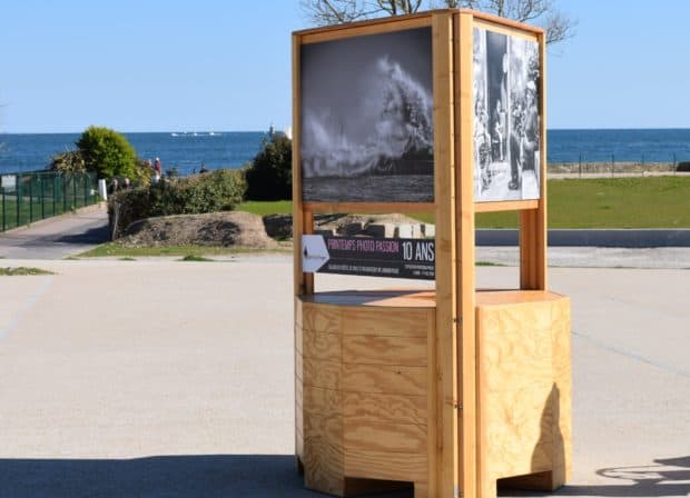 Mobilier totem d'exposition extérieur en bois pour photographies - Format 1 150 x 600 x 2 450 mm_0