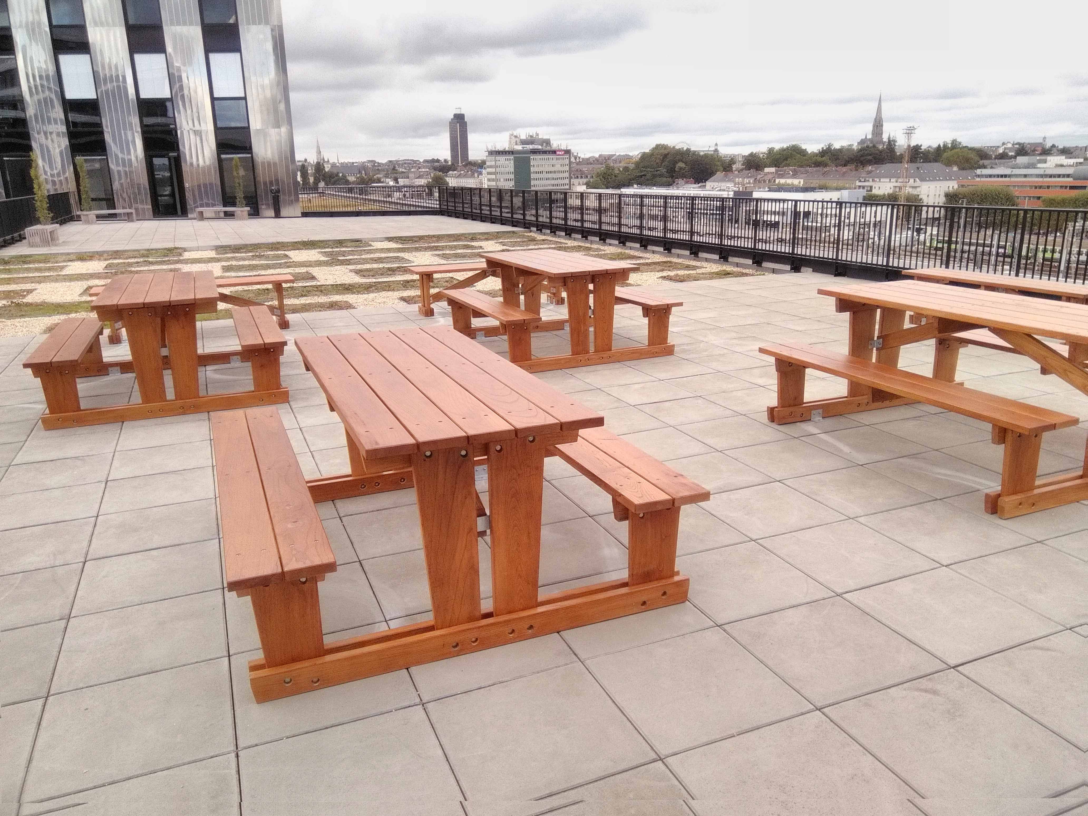 Table publique en bois - mobilier urbain robuste et esthétique_0
