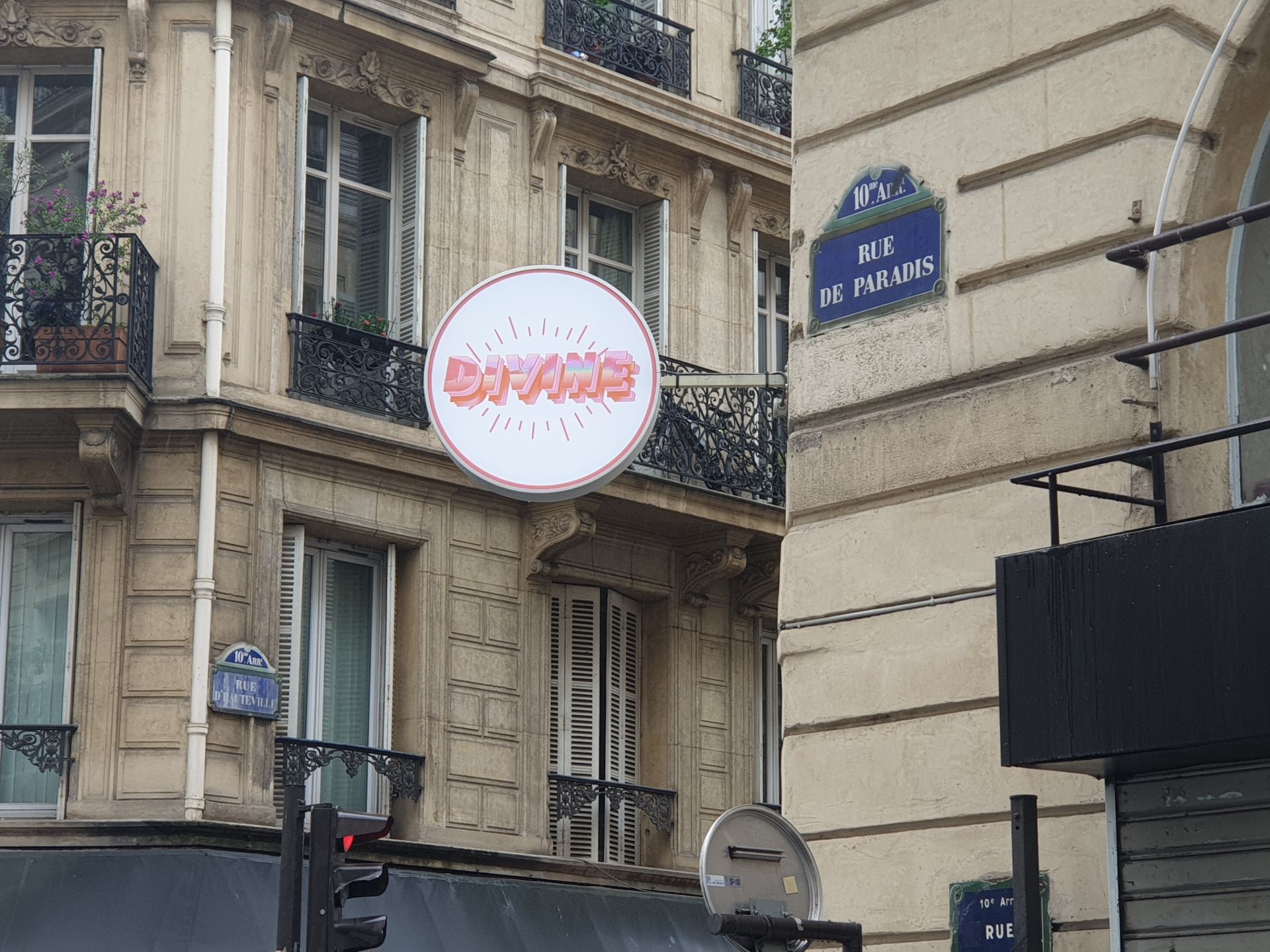 Enseigne drapeau - fabrication sur mesure - recto verso, lumineux ou non lumineux_1