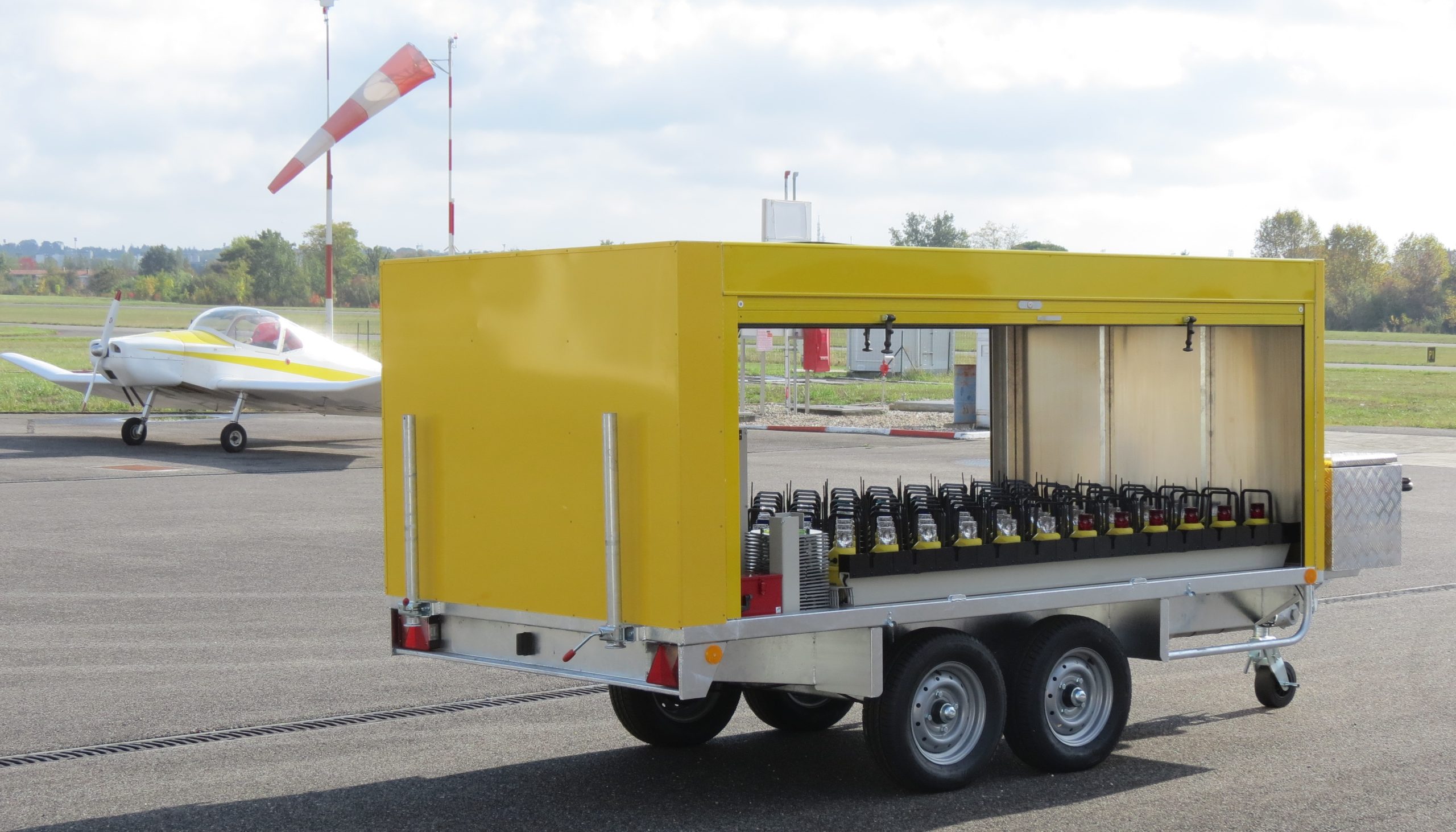 Remorque de balisage civile 60 ou 84 feux BA13X avec volets roulants en aluminium_0