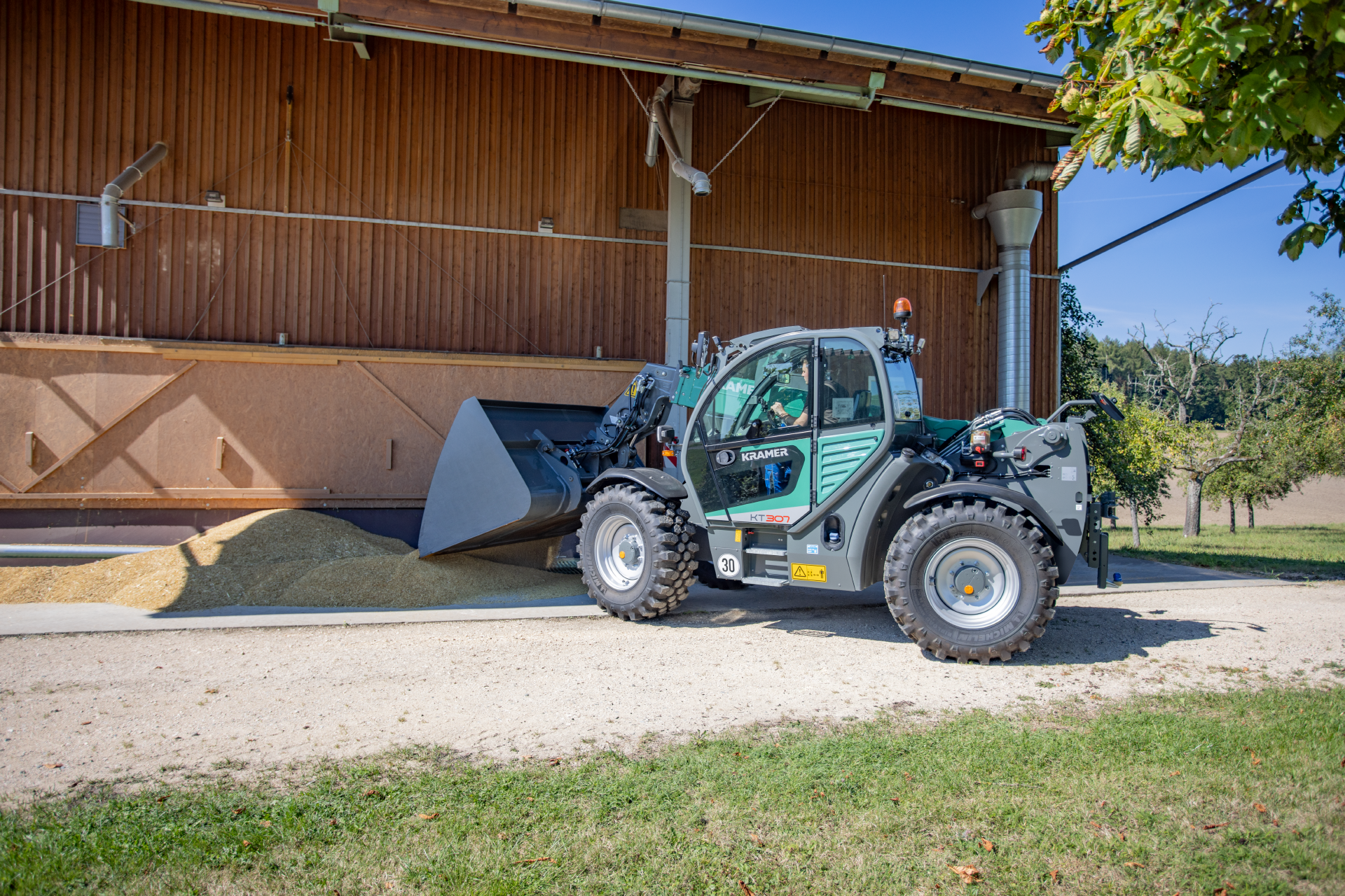 Chariot télescopique polyvalent, compact pour toutes les tâches et activités agricoles - Kramer KT307_0