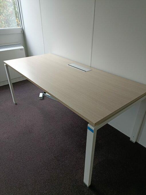 Bureau droit avec passe-câble d'occasion - 180 cm de longueur - design épuré et structure solide_0