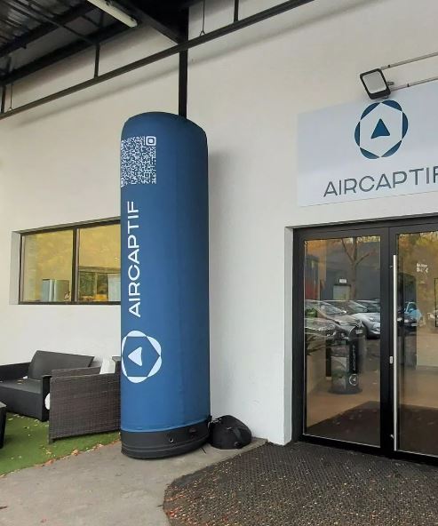 Colonne publicitaire à faible encombrement de stockage - légèreté et autonomie - AirCaptif_0