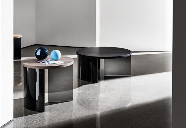 Table basse Regolo Round - ronde en chêne plaqué avec base en verre fumé et design Lievore Altherr Molina_0