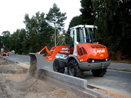 Chargeuse à déversement latéral - Hauteur max 3210 mm - Capacité godet 0,8 m³ - 5600 kg_0