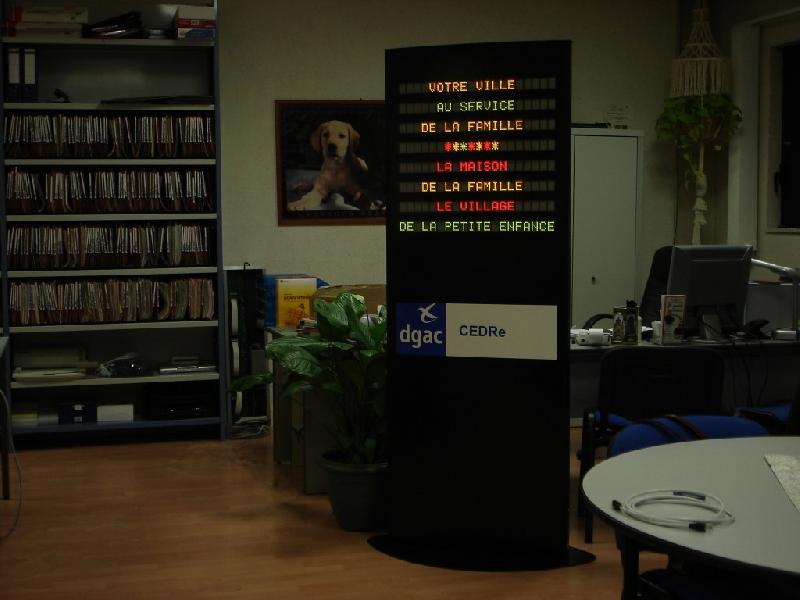 Totem publicitaire extérieur lumineux - électronique multiligne - personnalisation avec logo et affichage LED haute luminosité_0