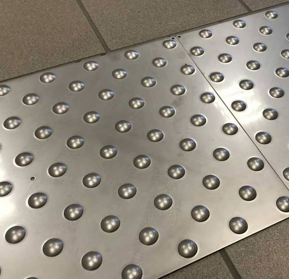Bande d’éveil à la vigilance en inox - Direct Signalétique - 412 x 600 mm - Fixation par vissage - Intérieur / extérieur_0