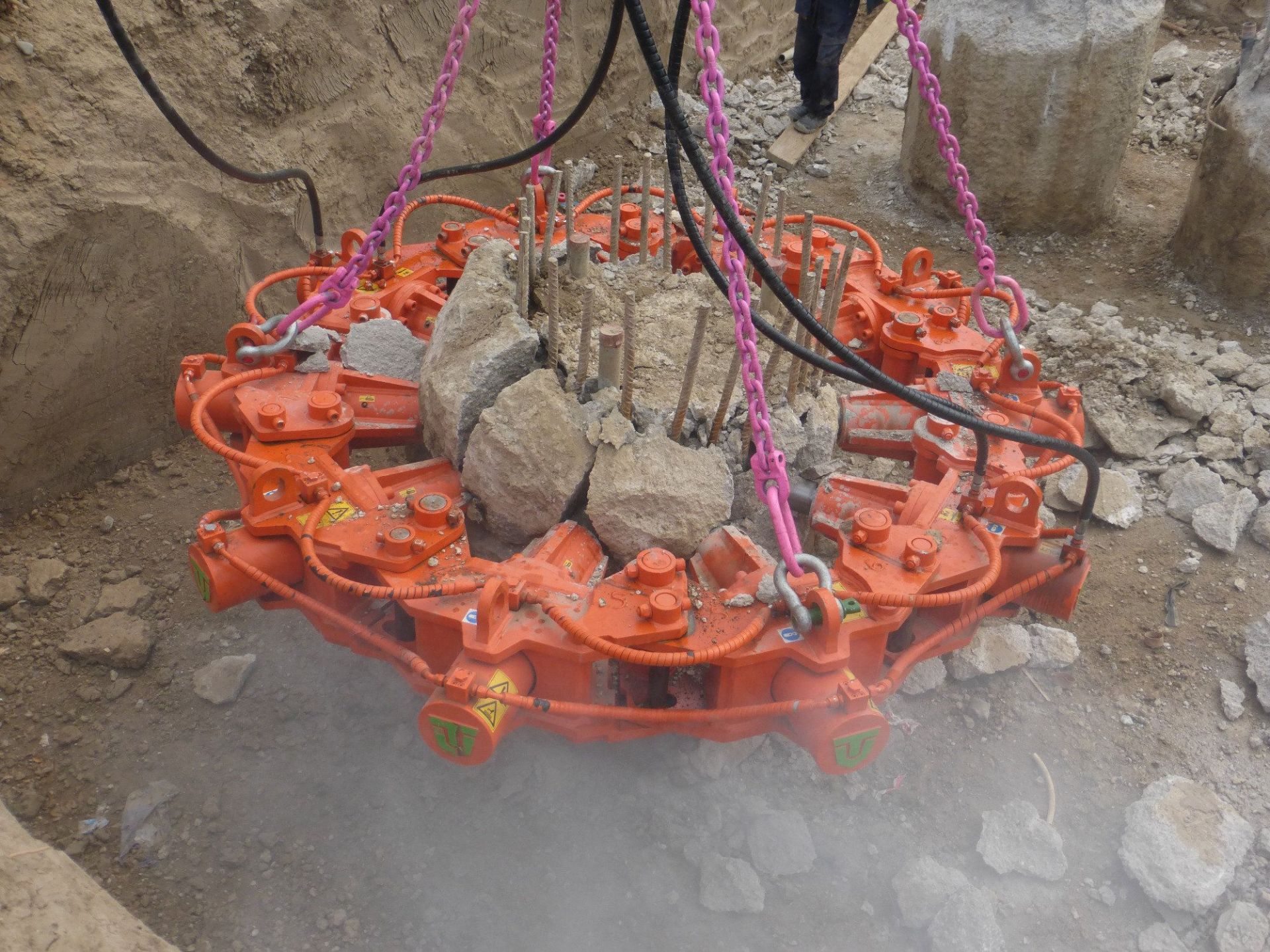 Broyeur à poteaux pour pelle 20 à 50 tonnes - 8 modèles pour poteaux de 450 à 2000 mm_1