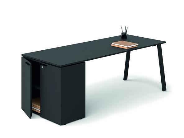 Bureau individuel Gradia Plus sur armoire portes battantes en bois noir_0