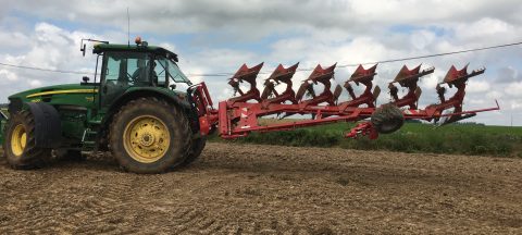 Charrues agricoles à largeur variable - 4 à 6 corps - Sécurités à grand dégagement - Gamme LV_0