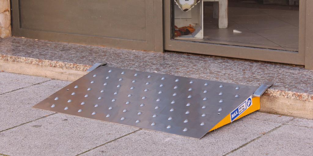 Rampes Threshold Ramps - adaptées pour chariots, rolls, caisses et personnes à mobilité réduite_0