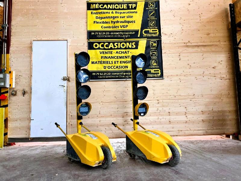 FEUX DE CHANTIER TRICOLORES tts tempo avec telecommande d'occasion_0