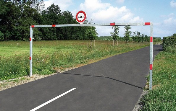 Portique limiteur d'accès pivotant en acier, finition galvanisé avec 8 bandes rétro-réfléchissantes rouges - Hauteur hors sol 2200 mm_0