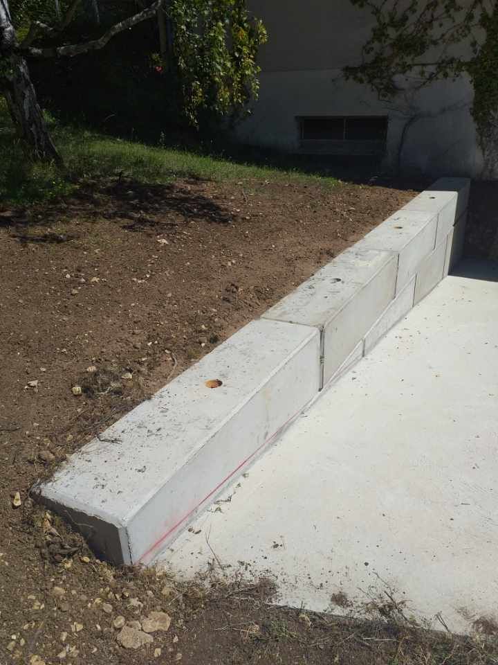 Éléments en béton pour construction de murs de soutènement