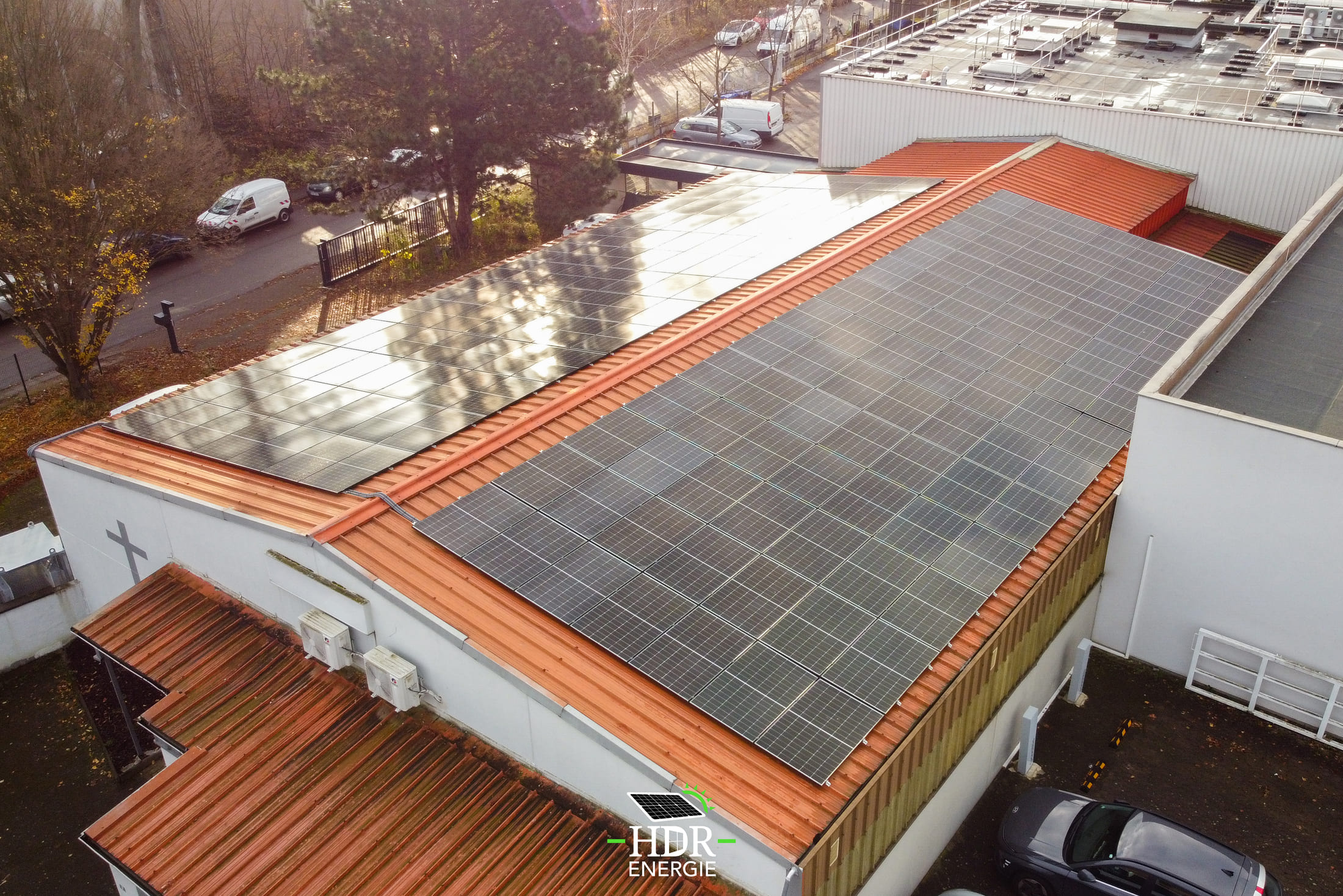 Bâtiment tertiaire photovoltaïque - 176 panneaux - 400 m² - 78kWc_0