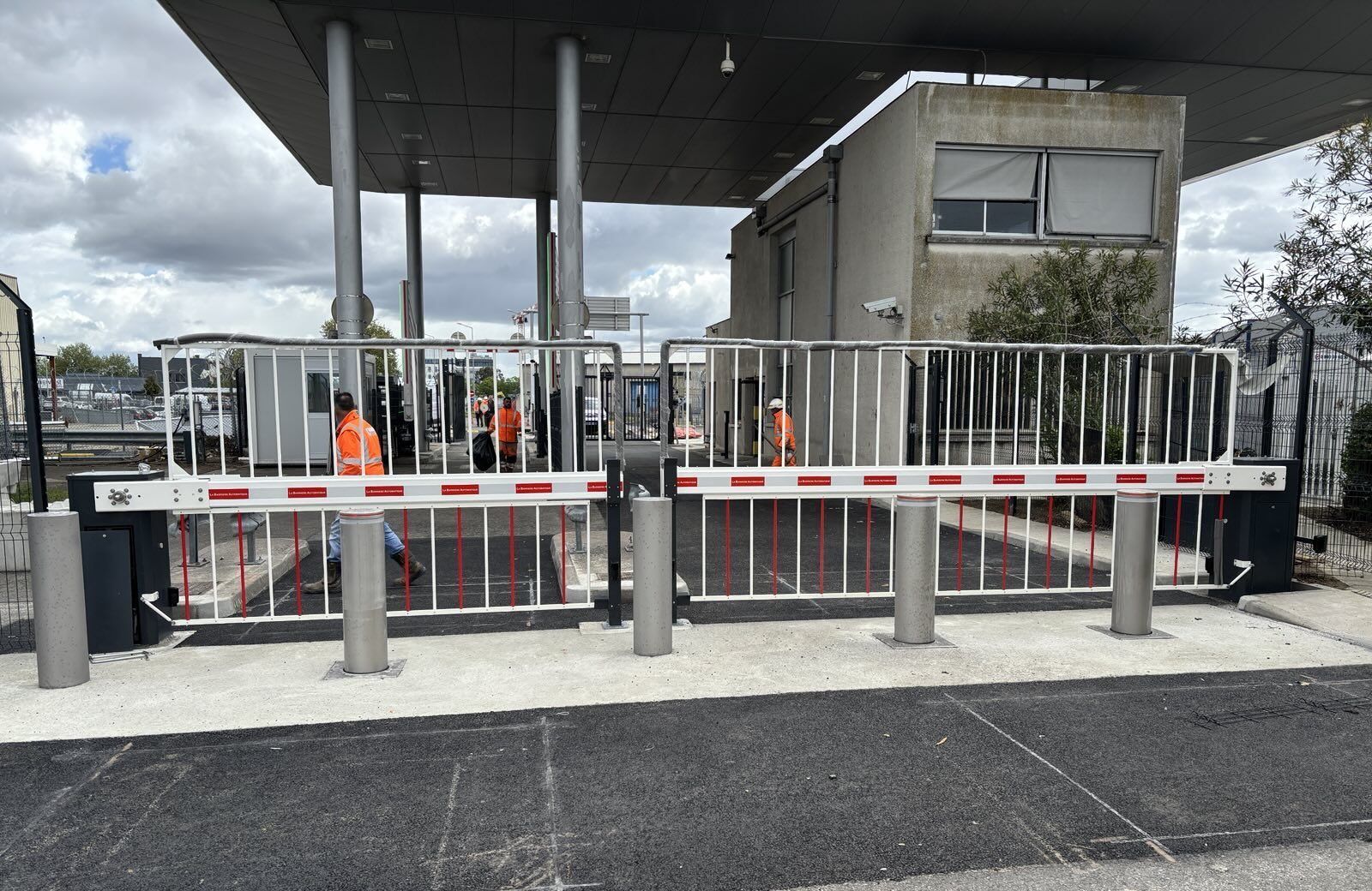 Borne escamotable automatique anti-véhicules bélier en acier - A25-100 C80+_1