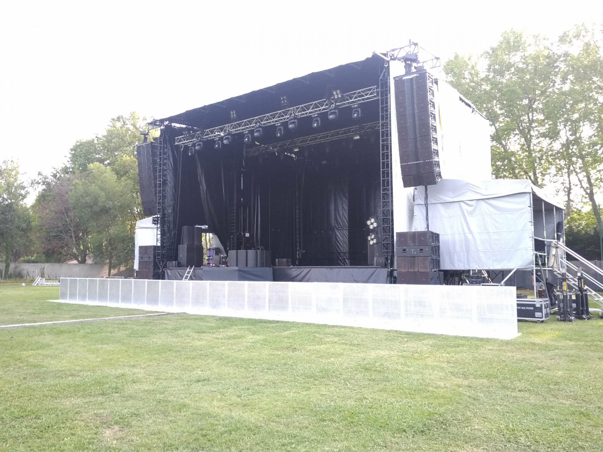 Location de scène mobile - 60 à 160 m² avec options annexes_0