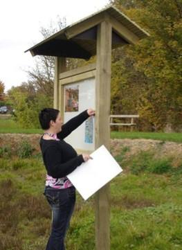 Panneau d'affichage extérieur en bois avec vitrine, toit à 2 pentes et surface d'affichage au choix_0